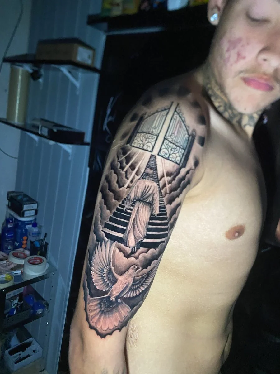 Tattoo realismo religiosa no braço