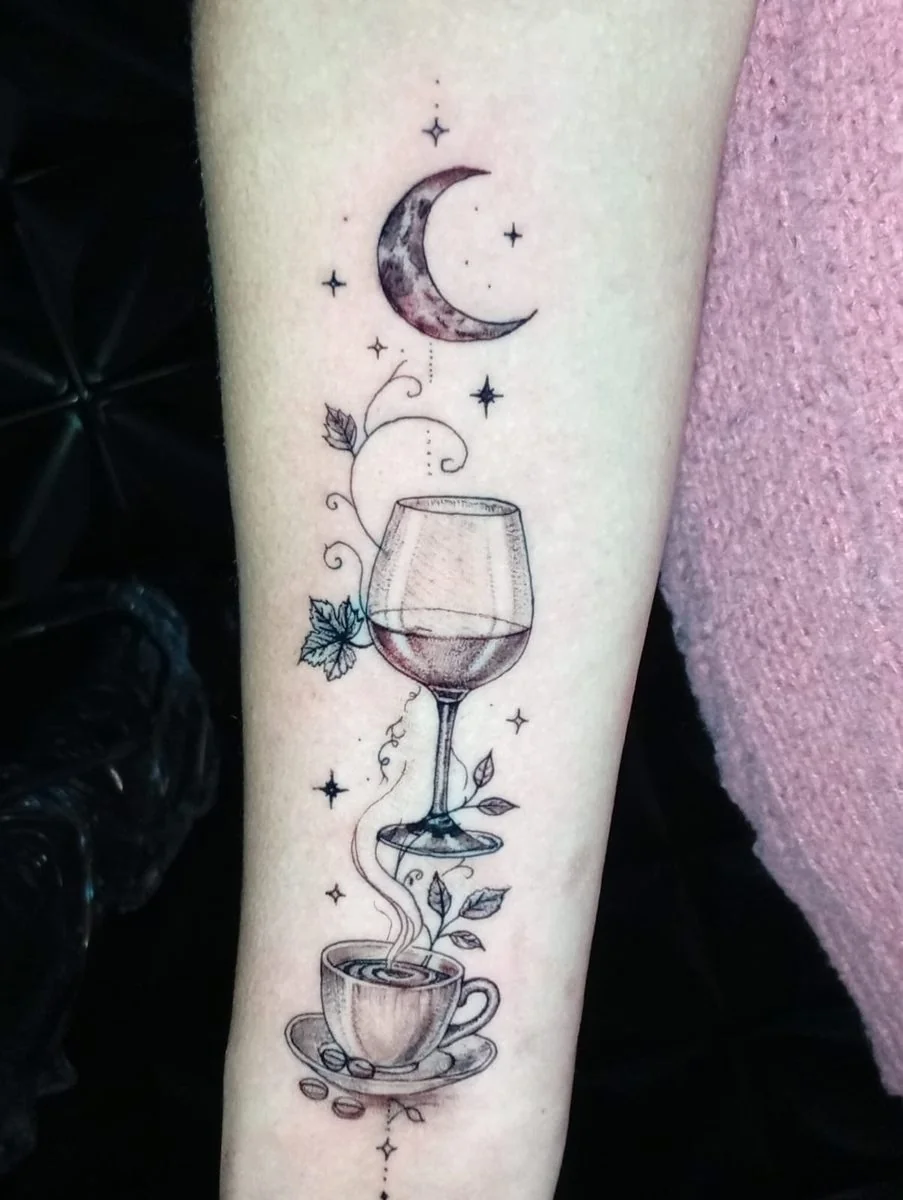 Tattoo fine line com taça, lua e café