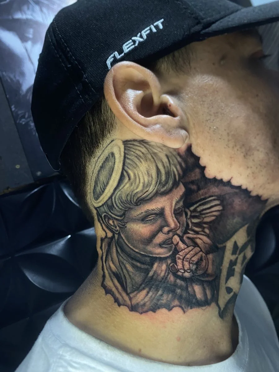 Tattoo realismo no pescoço