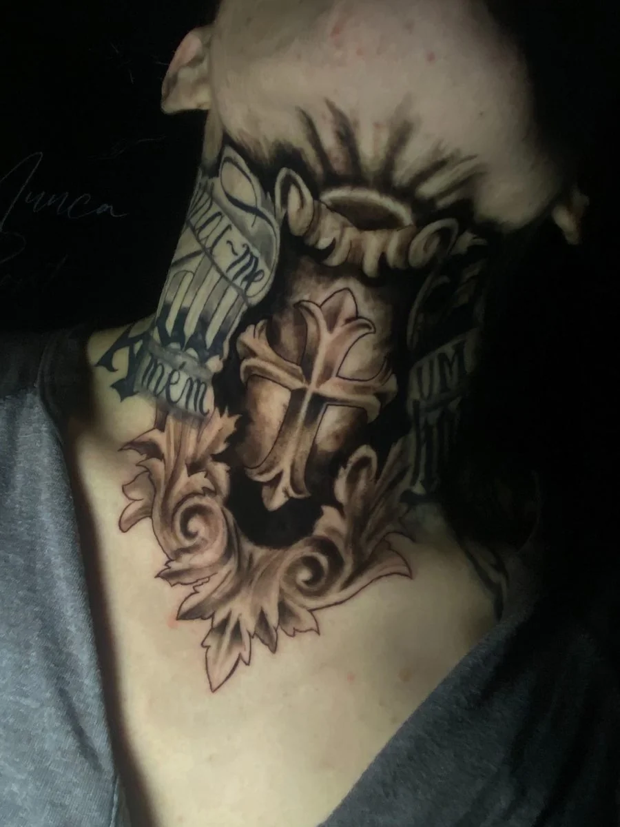 Tattoo black and grey com cruz no pescoço