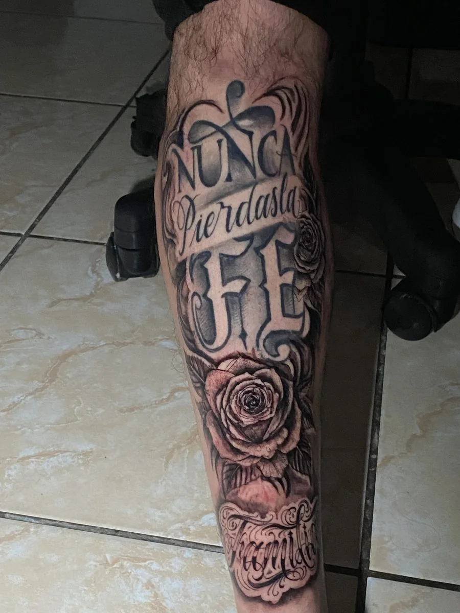 Tattoo lettering na perna